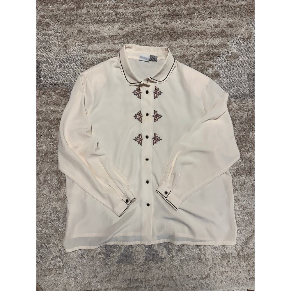 Vintage-inspired Koret embroidered blouse in a soft ivory/cream color 🤍